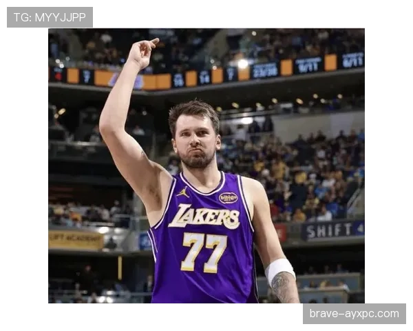 东契奇又在更衣室吃披萨了，这哥们真把NBA当深夜食堂啊？