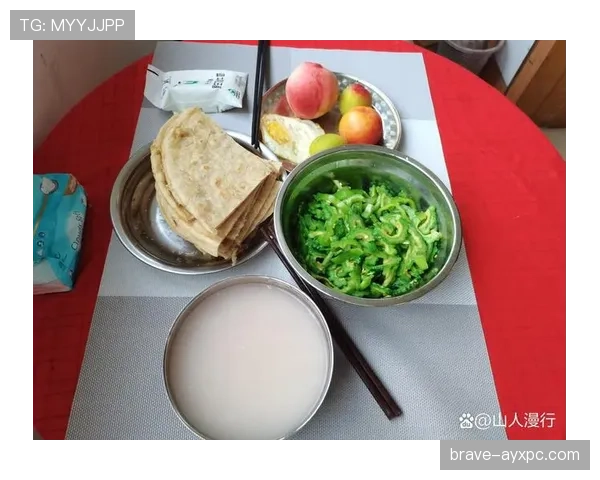 余依婷又晒早餐，白瓷盘子对上我的外卖塑料盒，尴尬得想搬家