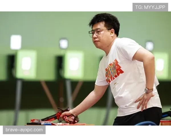 庞伟一身汗还戴着金表去小吃摊点外卖，这反差我消化不了